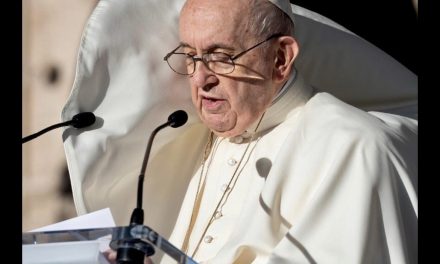 O Papa Francisco em gesto concreto pela União de todos