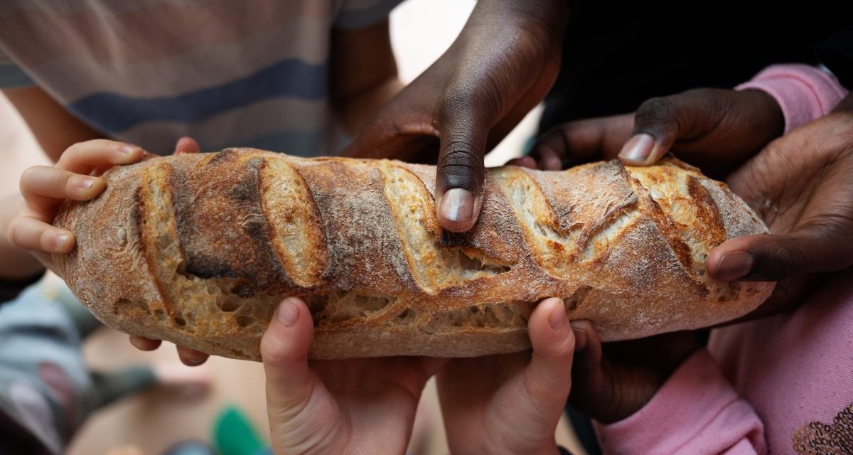 Fome de pão e dignidade, por Chico Machado.