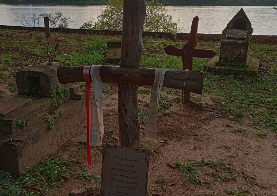 Com pedras na mão (Chico Machado)